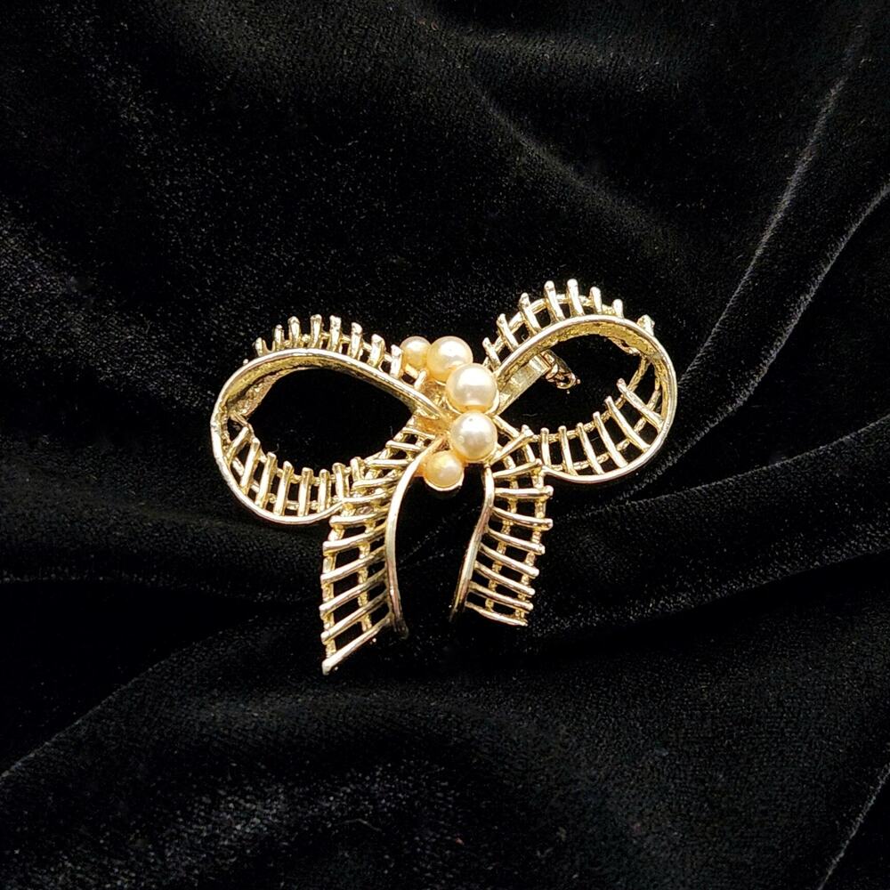 Vintage gold tone bow brooch faux pearl